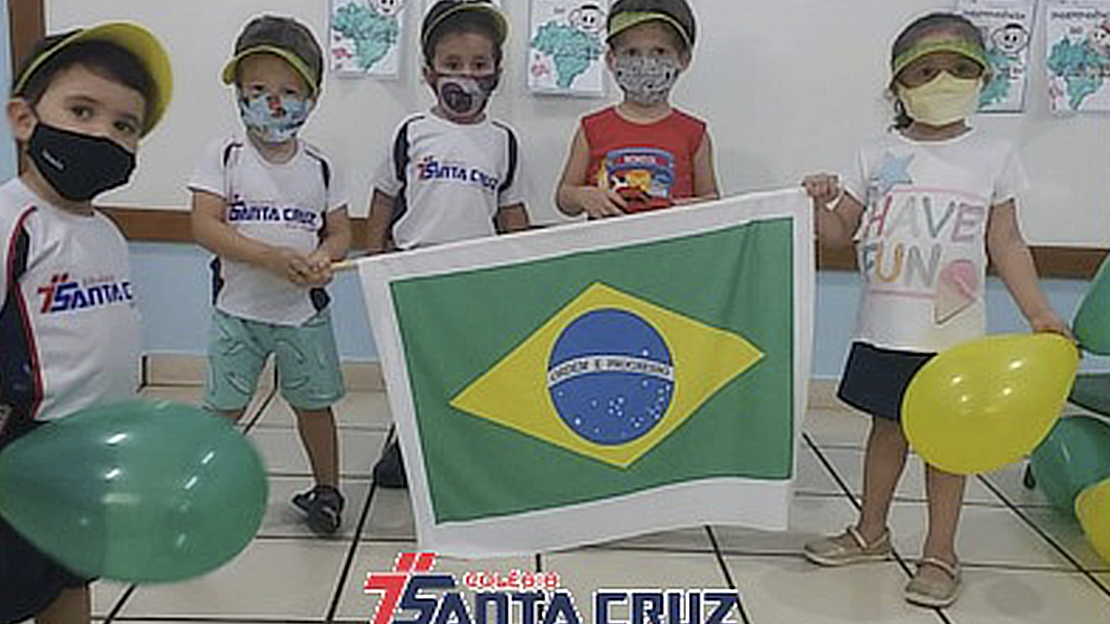 Turminhas do Maternal I e II comemorando o dia da Independência do Brasil -  Colégio Santa Cruz