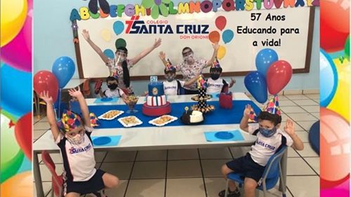 Turminhas do Maternal comemorando os 57 anos do Colégio Santa Cruz!