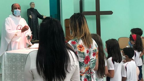 Padre Edson abençoando Campanha de Matrículas 2022