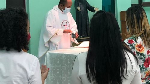Padre Edson abençoando Campanha de Matrículas 2022