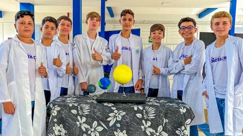 Estudantes do Colégio Santa Cruz apresentam trabalhos sobre astronomia