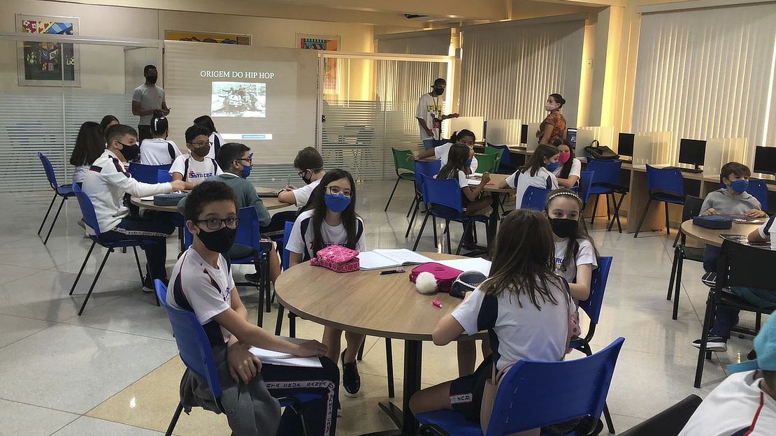 Novembro Negro - 5º ano B: Palestra "A história do RAP"